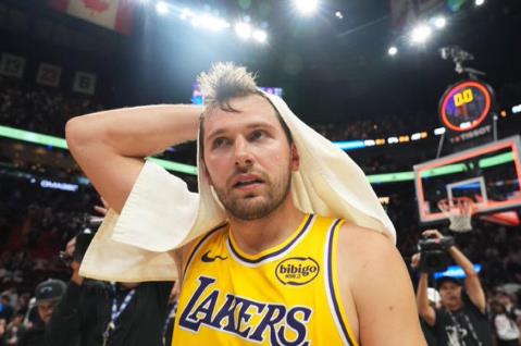 东契奇二月份因左腿筋受伤缺席4场比赛，今日左腿筋再度受伤