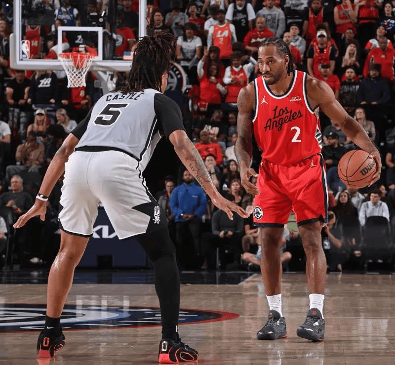 伦纳德三分手感火热5中4，快船其余球员三分命中率仅22中1