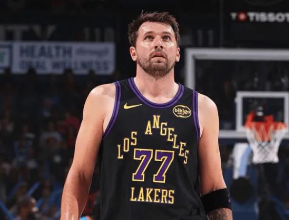 东契奇本赛季数据亮眼，64场比赛场均贡献33.5分7.7篮板8.3助攻1.6抢断