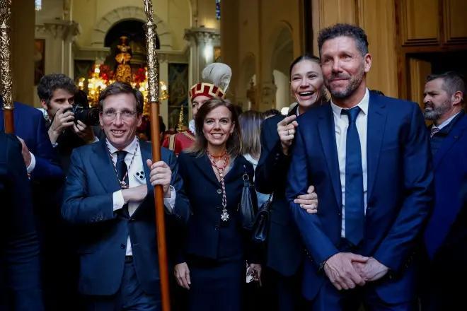 西蒙尼夫妇现身马德里耶稣受难日巡游，现场人气火爆