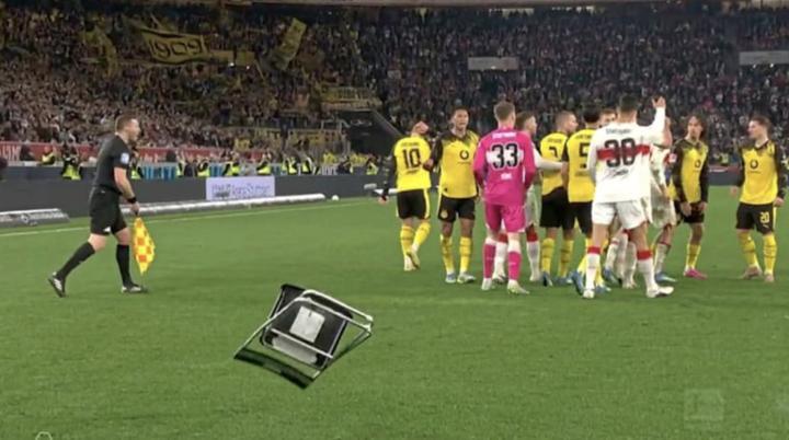 斯图加特球迷怒扔折叠椅,布兰特进球引发混乱