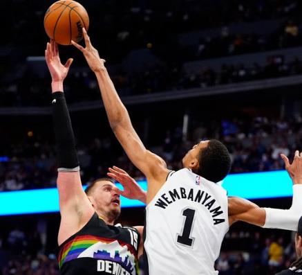 约基奇生涯对阵文班战绩5胜2负，场均数据37.3分10.9板9.1助1.4帽