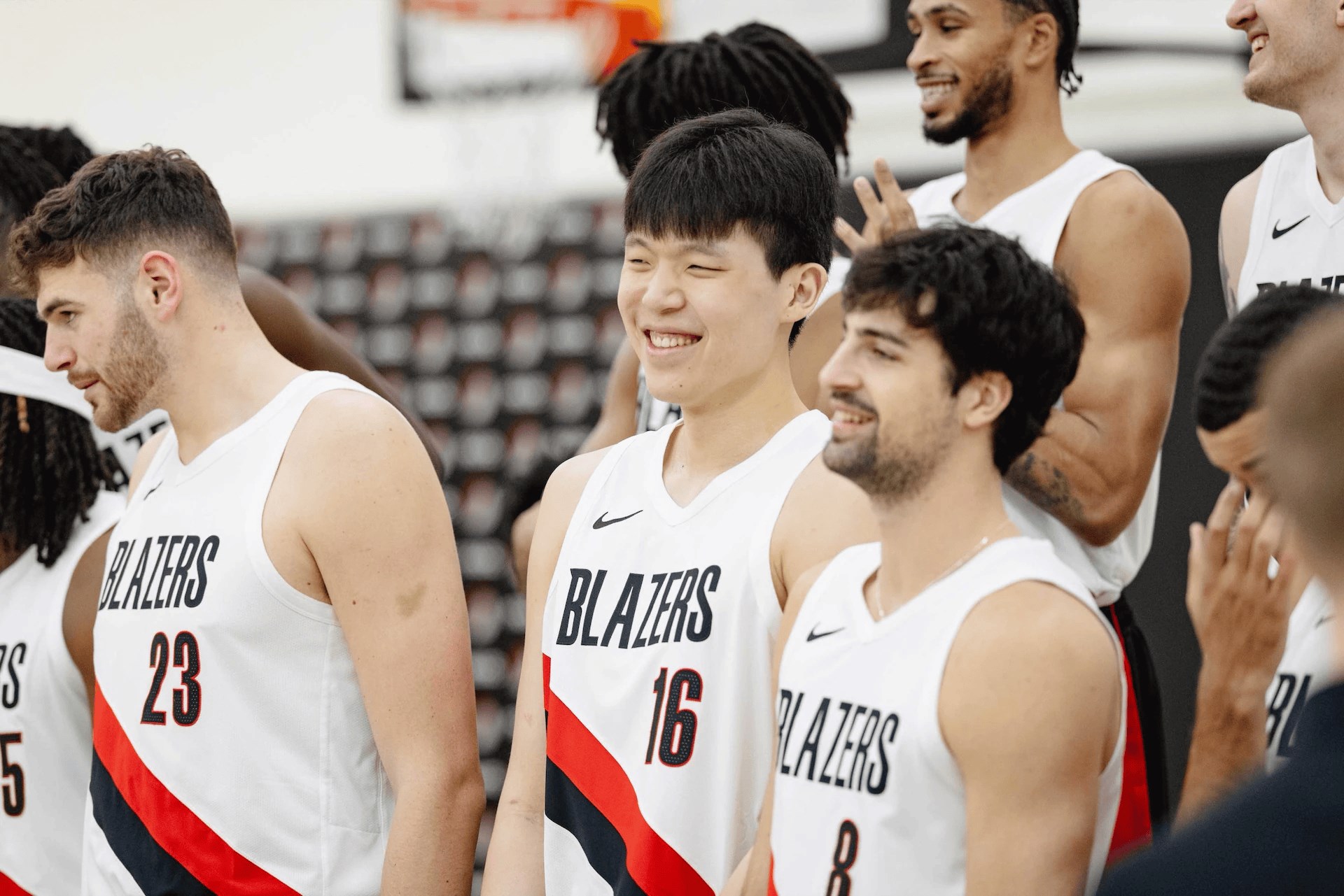 开拓者赛季末全队定妆照出炉，杨瀚森频频亮相