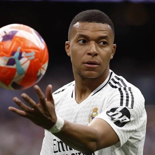 皇马训练场恩里克怒斥姆巴佩，法国球星跑动引争议