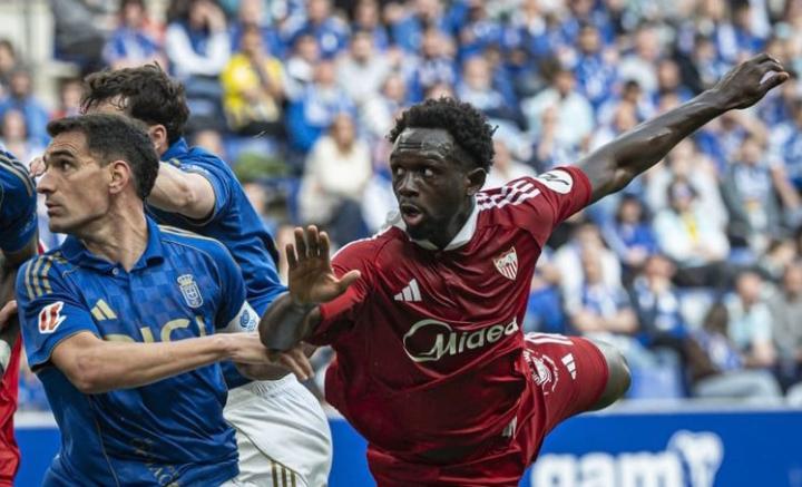 防守失误导致丢球并染红，西媒怒批夸西表现：拙劣的软骨头守财奴