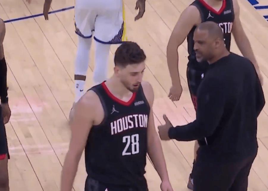 末节申京三分出手后，乌度卡怒不可遏，直言让其回到板凳席