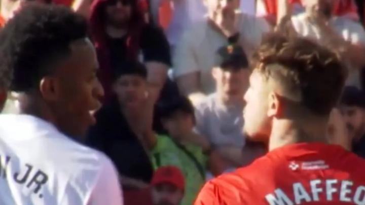 马卡报道，维尼修斯躲过马菲奥踢人动作后怒斥对方称“我杀了你”