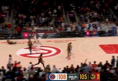 麦科勒姆半场压哨超远三分命中，遗憾被判无效