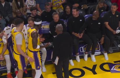 范德比尔特被换下后对雷迪克大喊，队友及时上前将其拉住