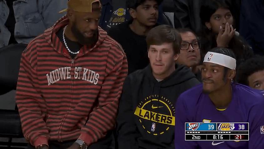 里夫斯与东契奇同赴欧洲治疗，今日现身场边观看比赛